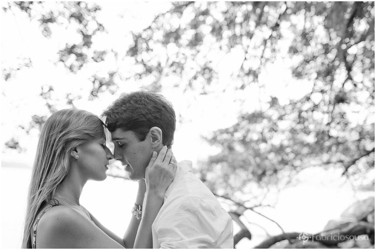 perfil no casal quase se beijando na praia do Sambaqui