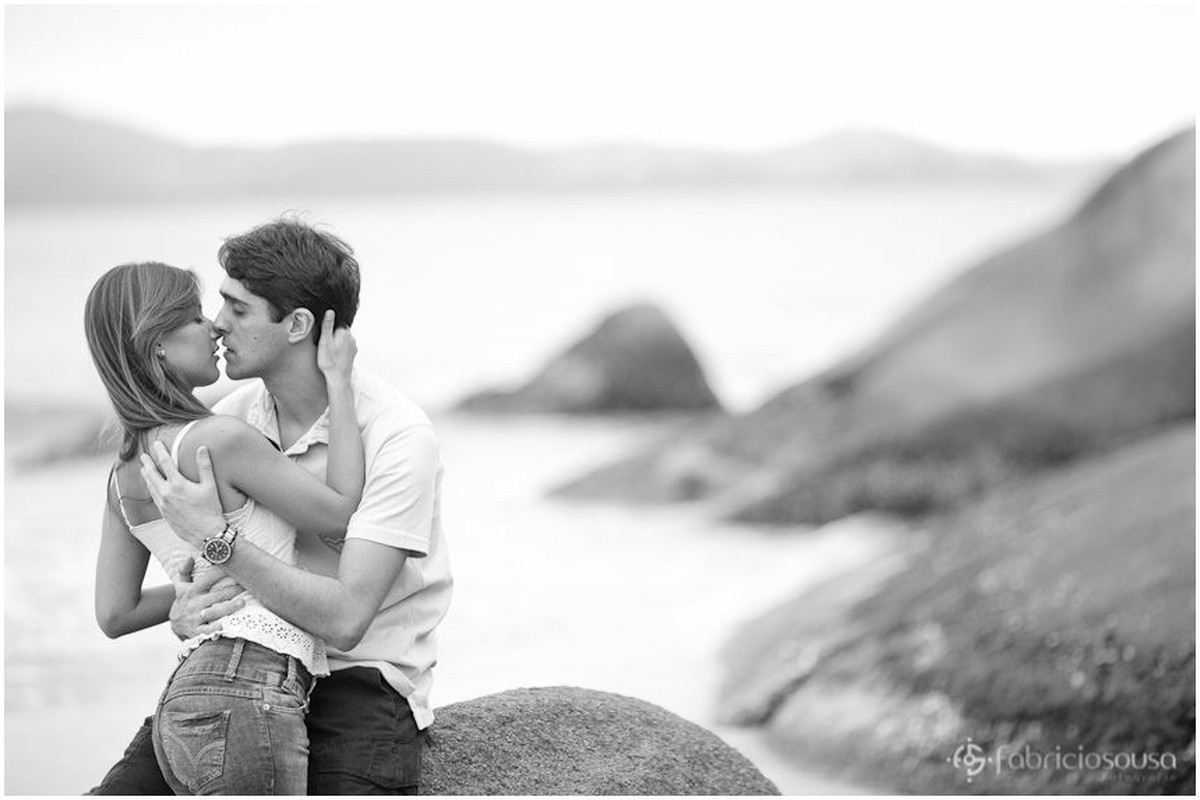 casal se beijando na praia do forte litoral de santa catarina