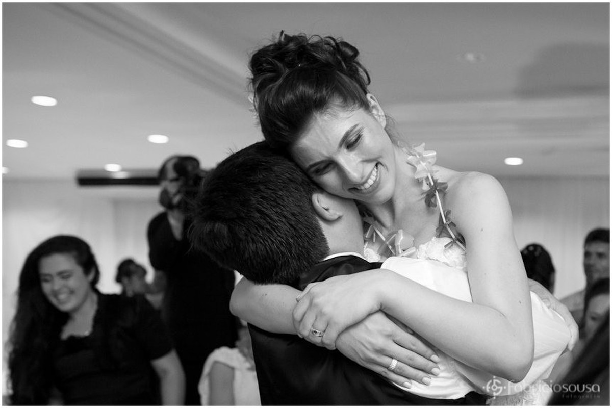 Marido ergue a noiva muito feliz do chão
