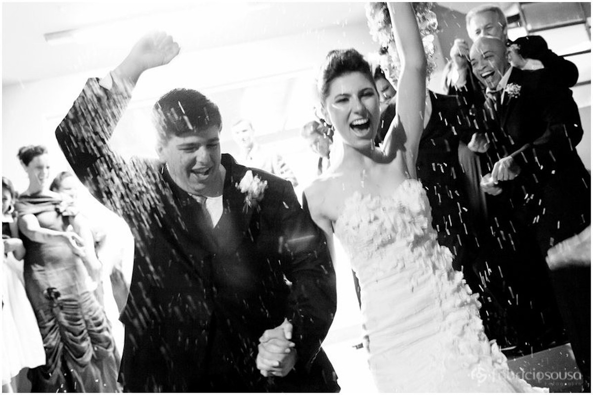 Chuva de arroz nos noivos recém casados