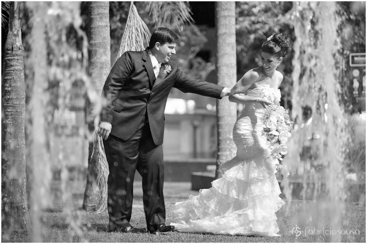 Ensaio na praça com os noivos recém casados