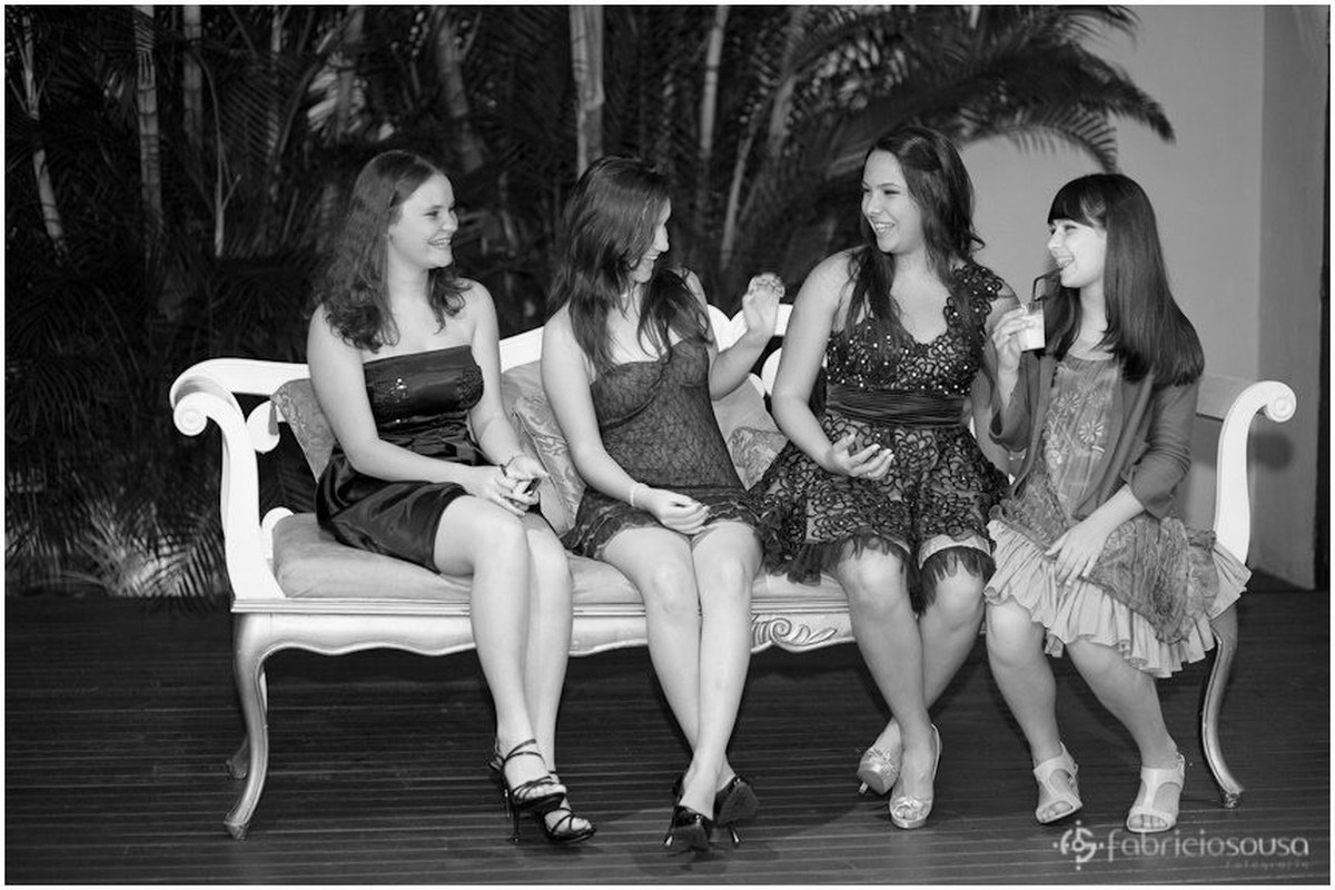 Aniversariante sentada com amigas em conversa descontraída preto e branco