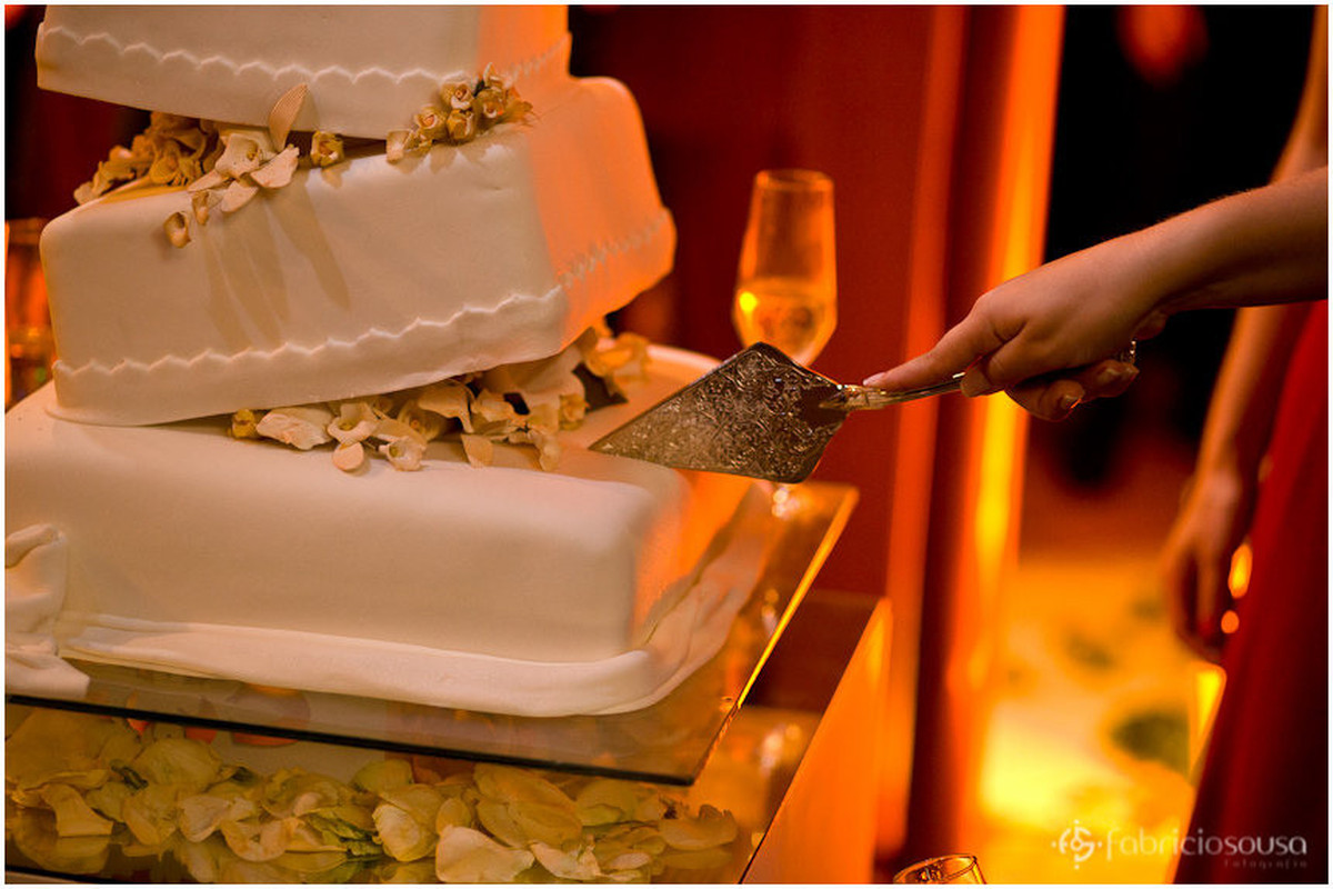 Detalhe do corte do bolo de aniversário