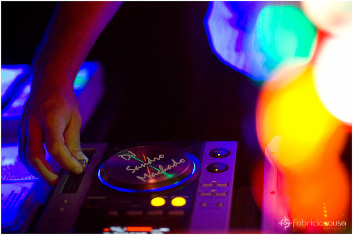 Close no equipamento do DJ com luzes coloridas