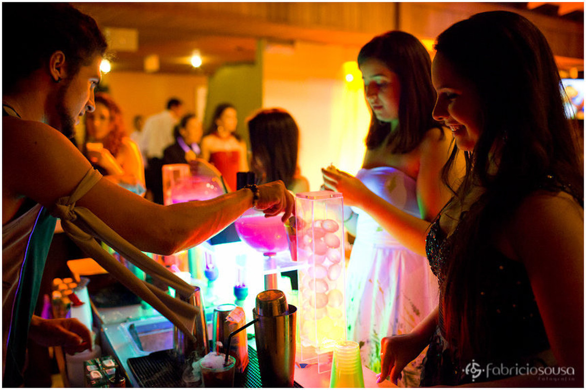 Bar com iluminação colorida com drinks divertidos