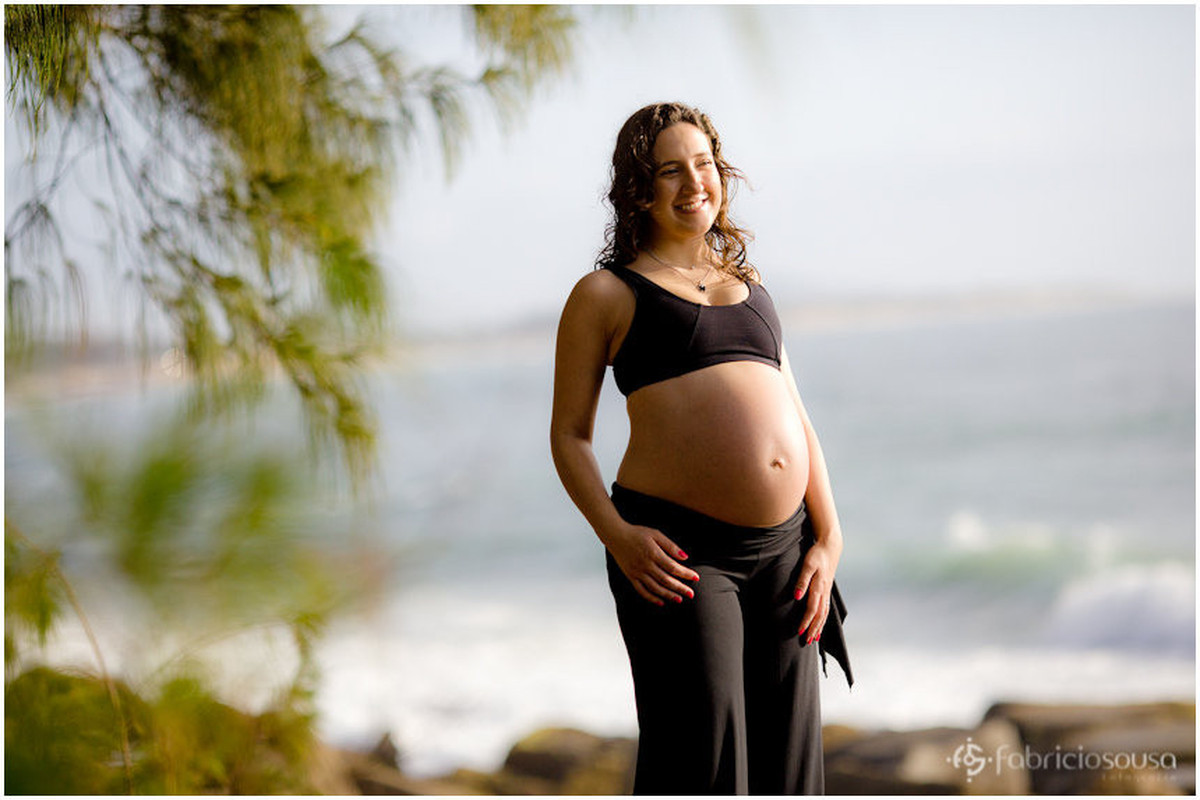 Retrato da futura mamãe na beira da praia