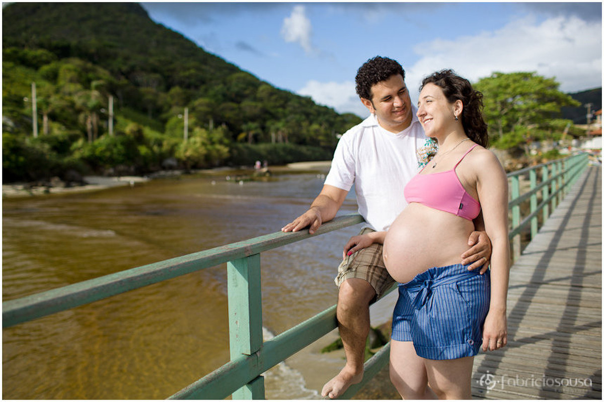 gestante Maria Tereza, Thiago e Maria Sofia posam para foto em pier de madeira