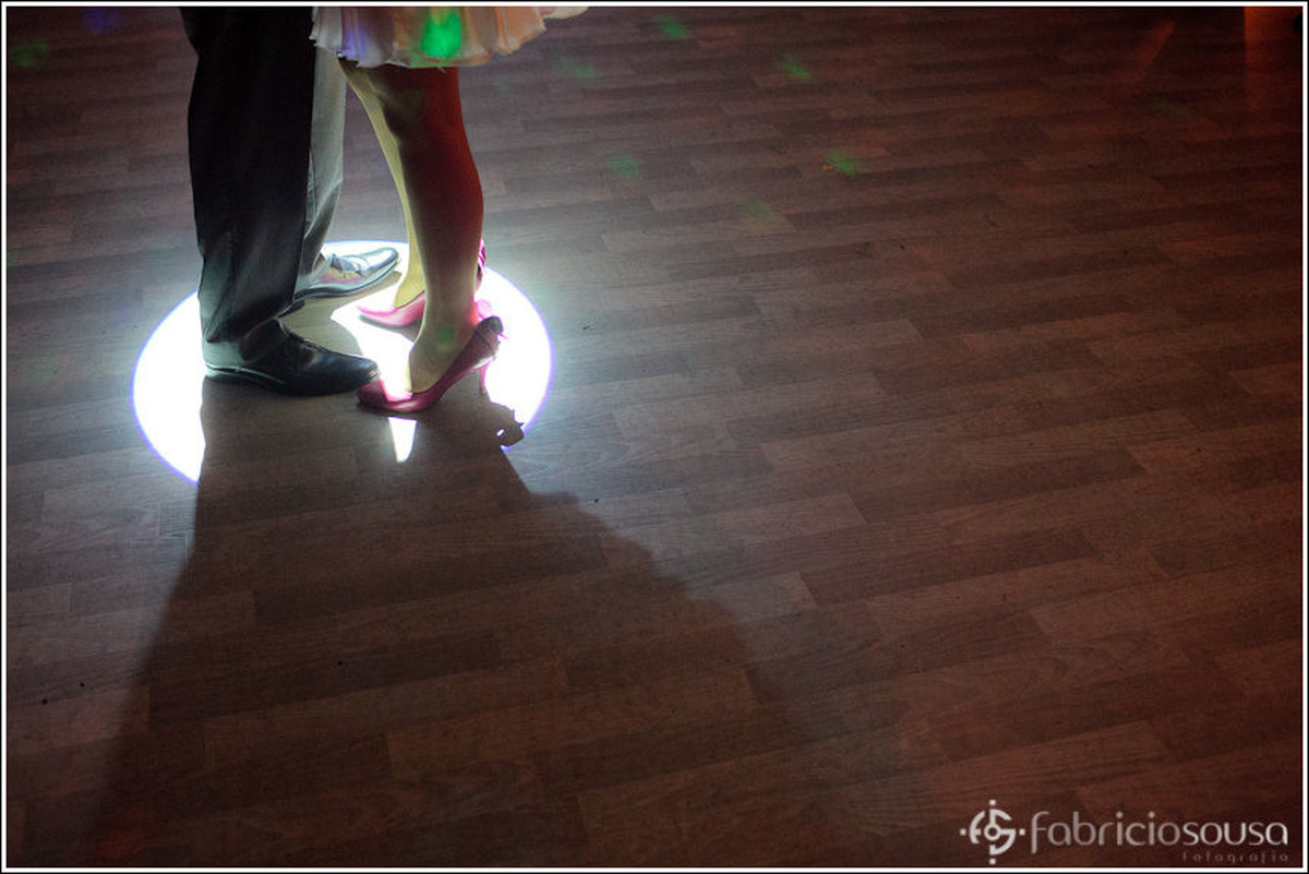 detalhe dos sapatos dos noivos na valsa - primeira dança