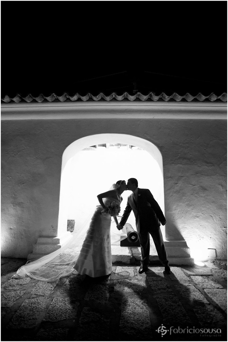 Beijo do casal em contra luz black and white