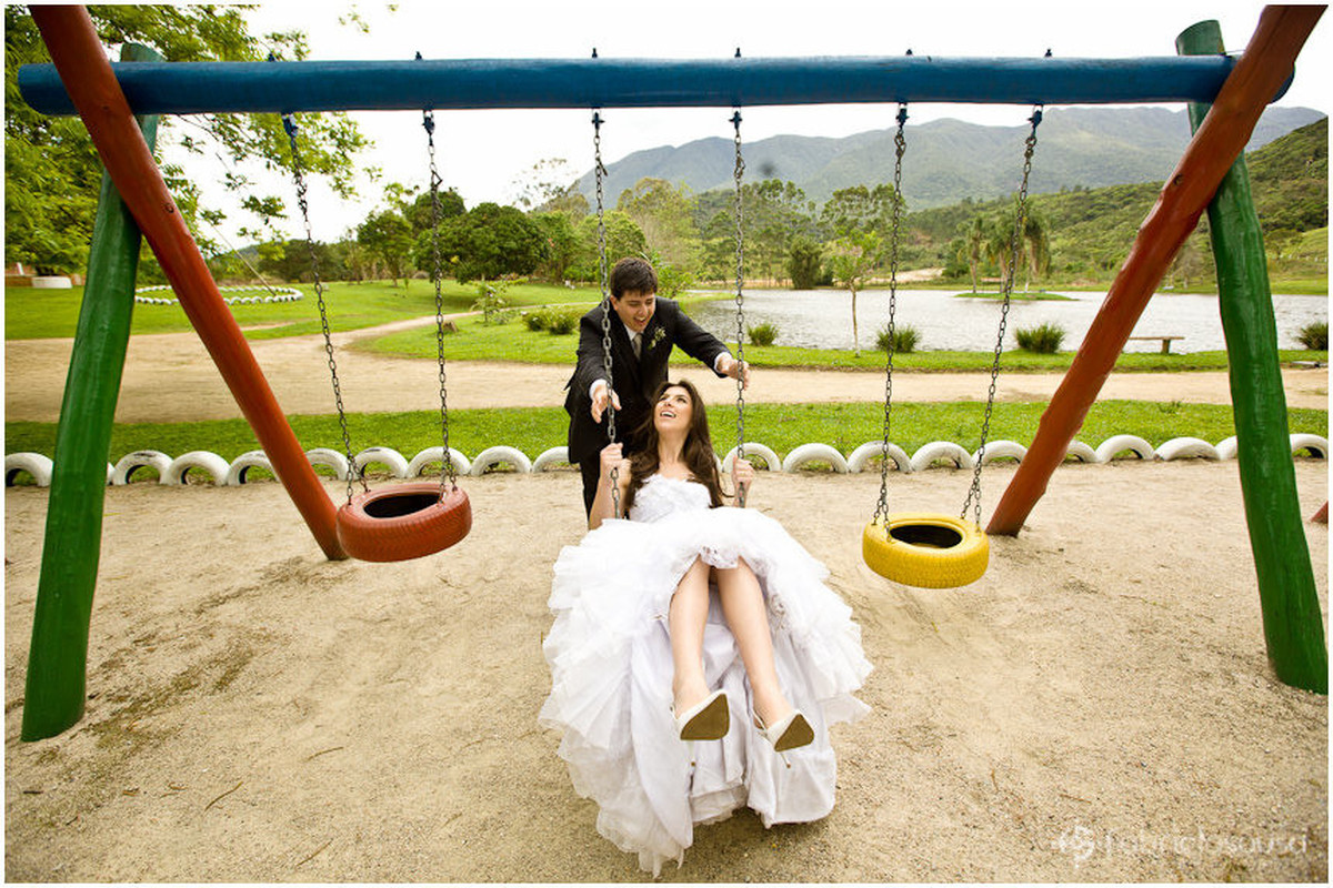 Recem casados se divertem em parquinho no Trash the Dress