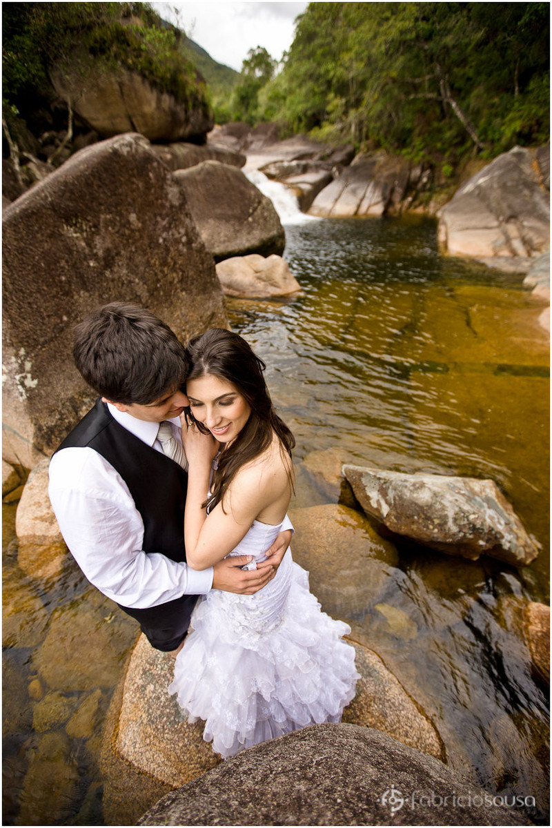 Trash The Dress Leidiane e Filipy à beira de água da cachoeira