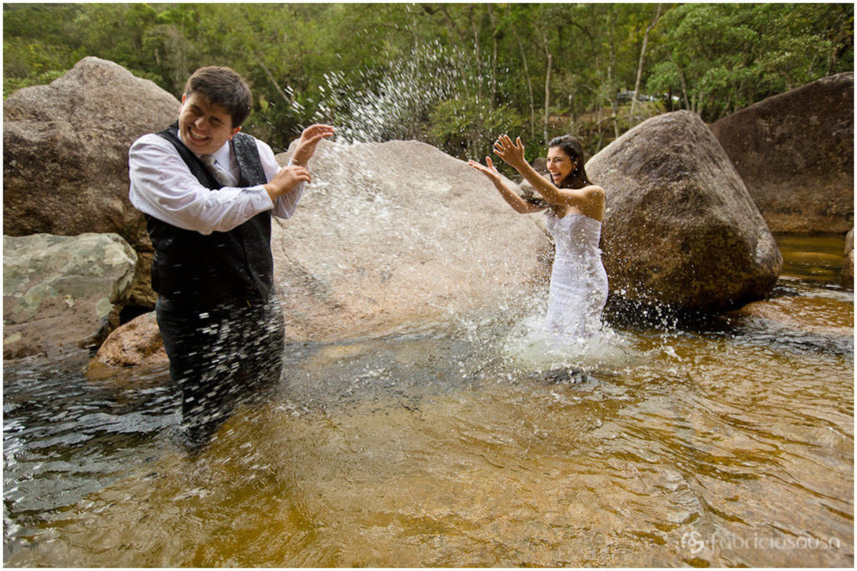 Trash The Dress Leidiane e Filipy se encerra com brincadeira divertida nas águas da cachoeira