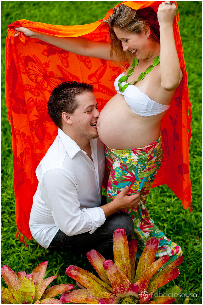 namorado dá mordidinha carinhosa na barriga da namorada grávida