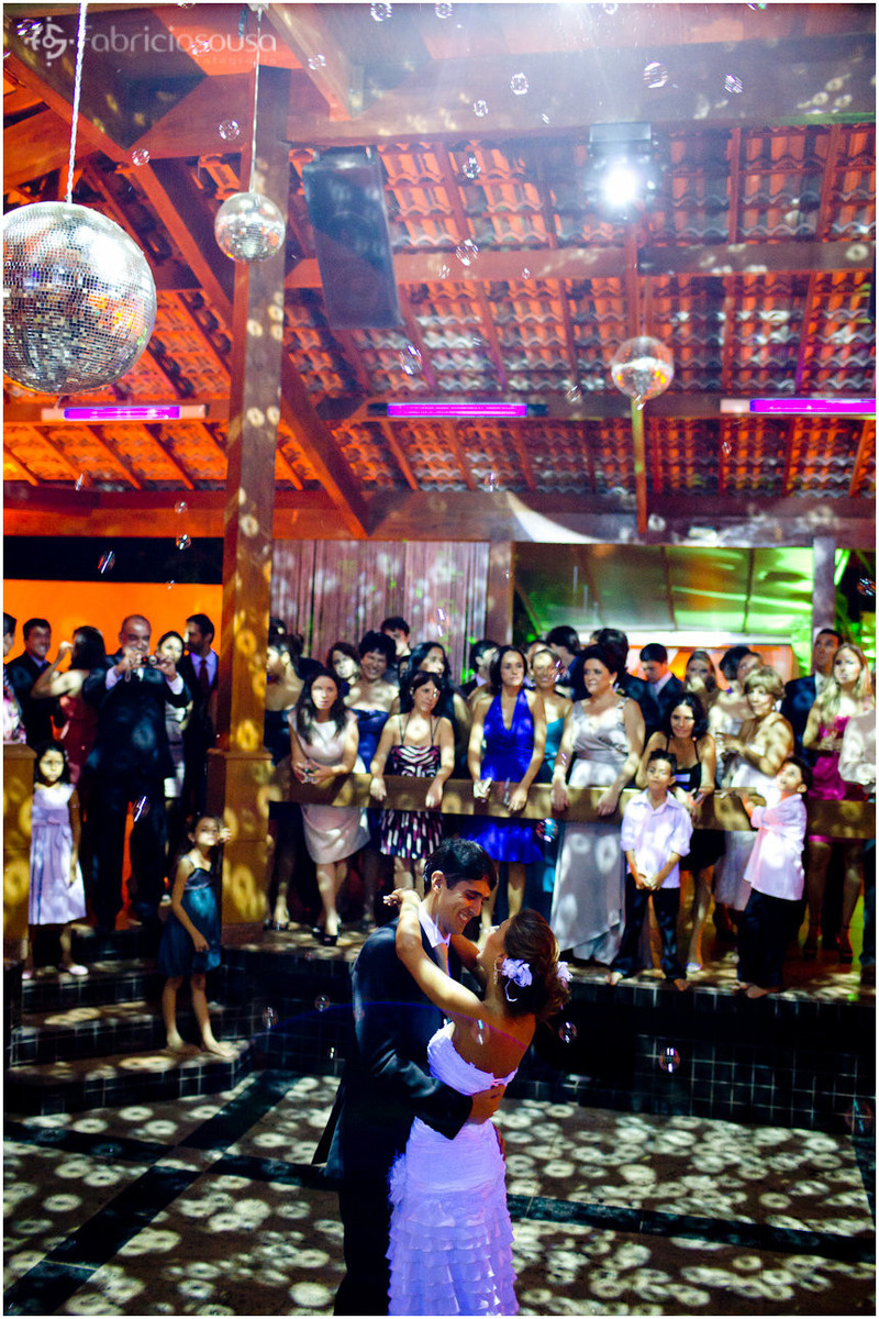 a primeira dança do casal na pista
