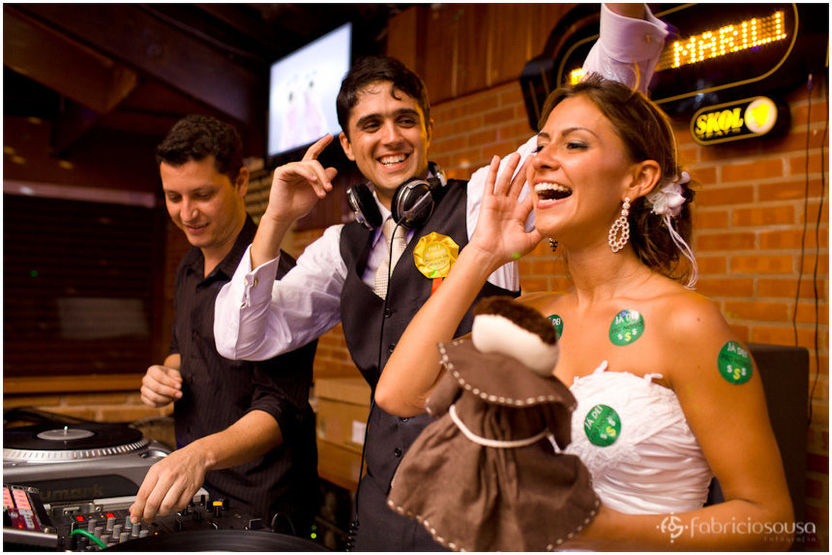 noivos discotecando