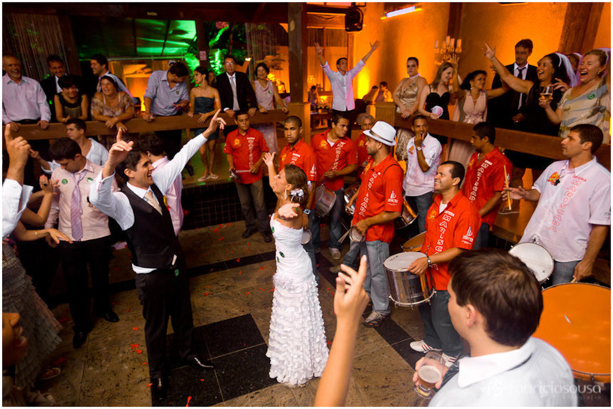 noivos curtindo com escola de samba