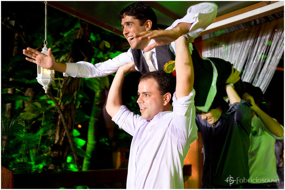 noivo fazendo aviãozinho na festa por todo o salão