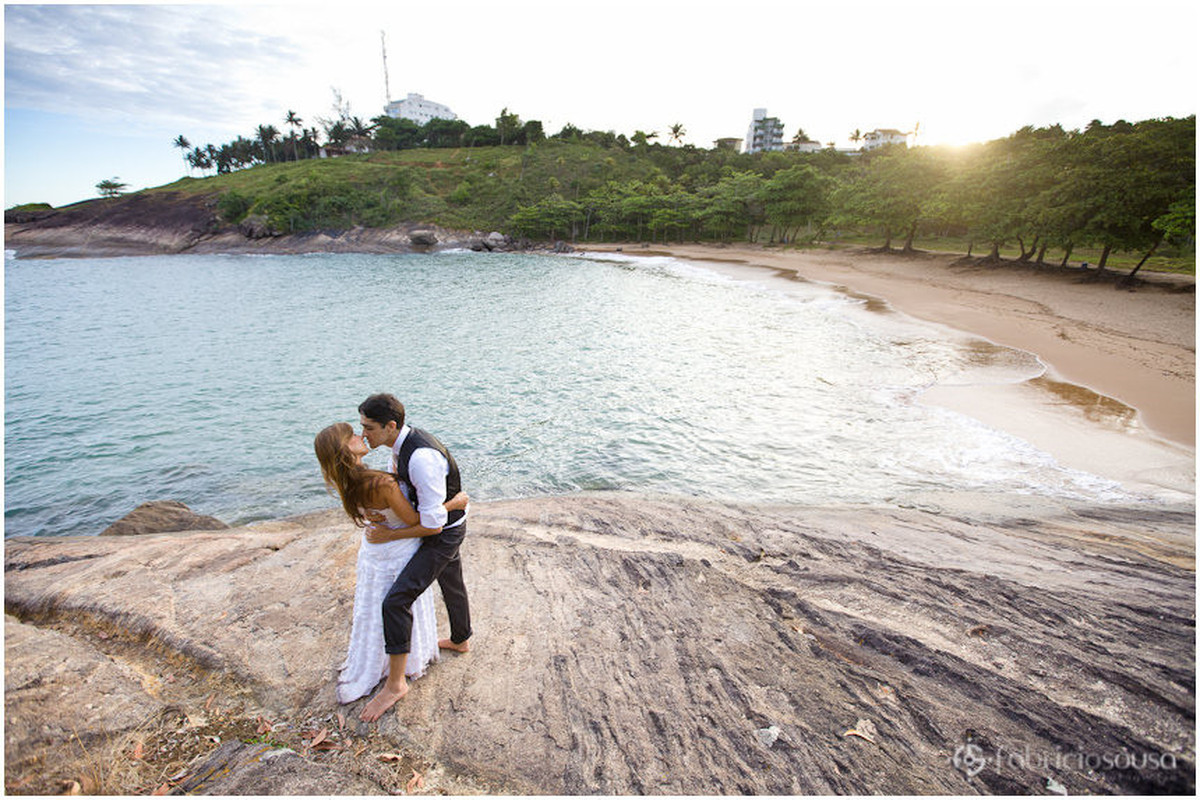 casal se beija em praia pequena e charmosa