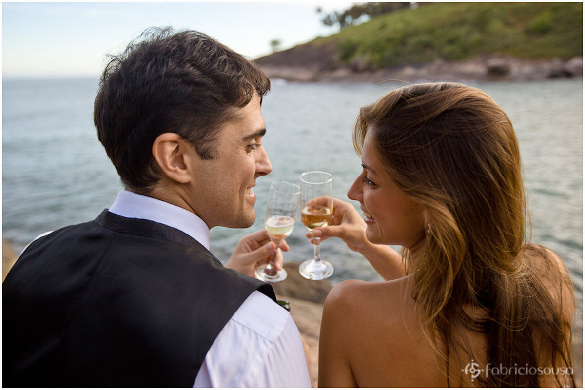 casal faz brinde na praia