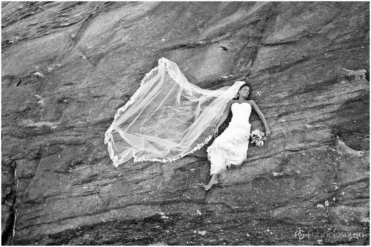 noiva flutua em trash the dress na praia de Guarapari