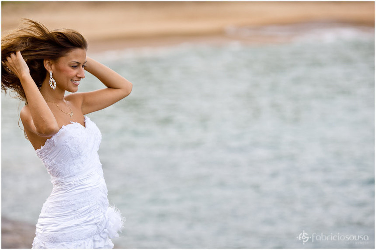 a noiva de cabelos esvoaçantes em ensaio trash the dress