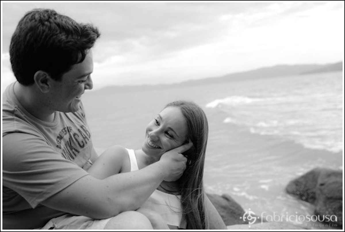 Luciano acaricia o rosto de Fernanda black and white