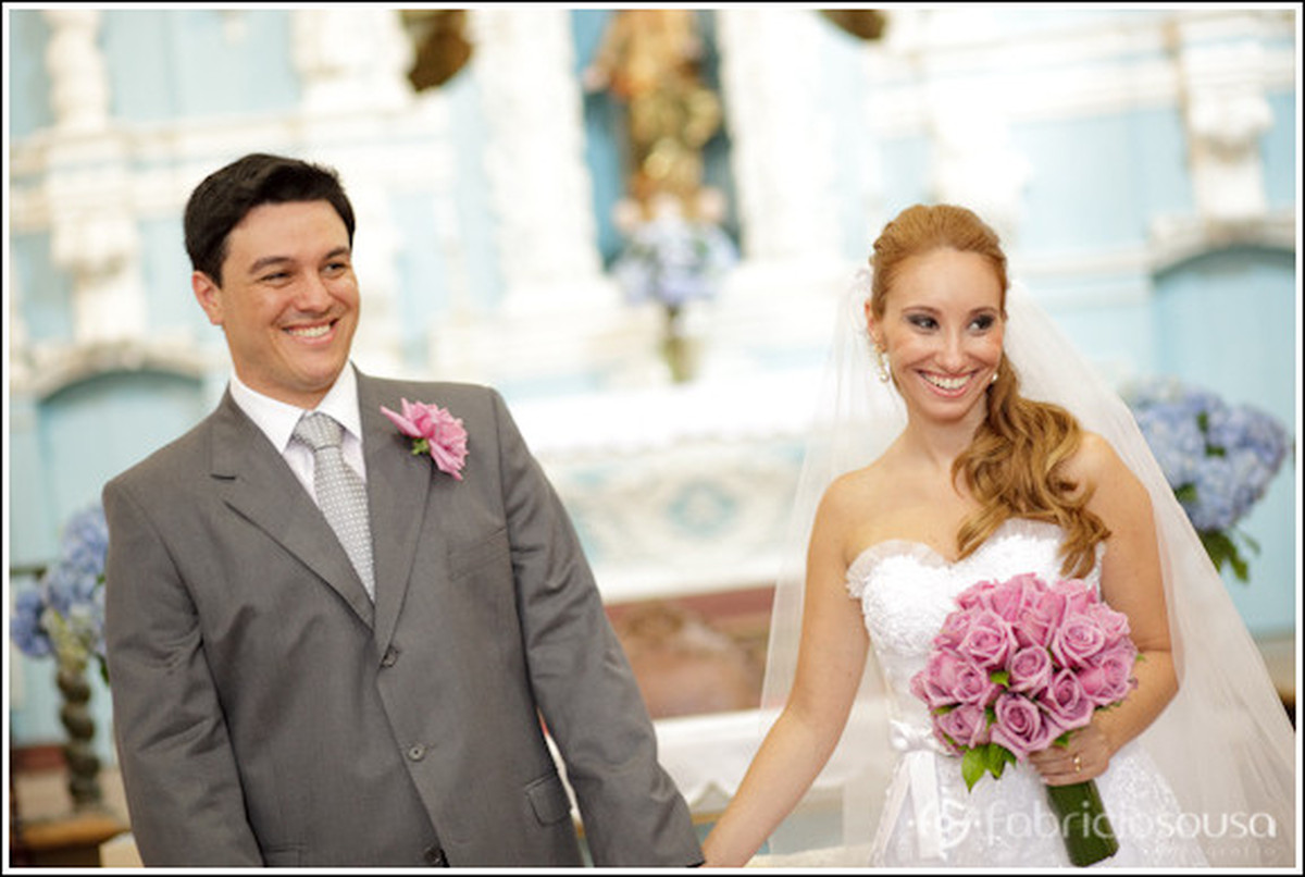 noivos recem-casados sorrindo no altar