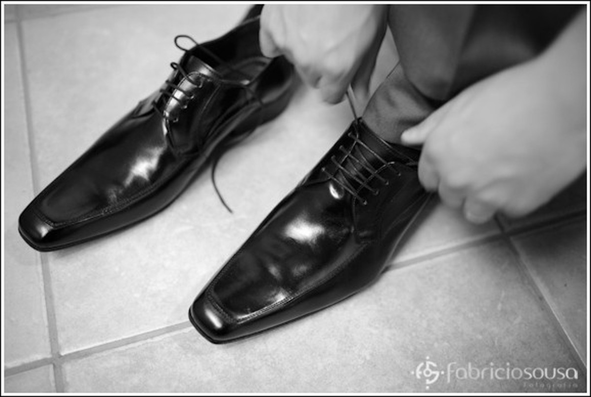 noivo colocando os sapatos no hotel