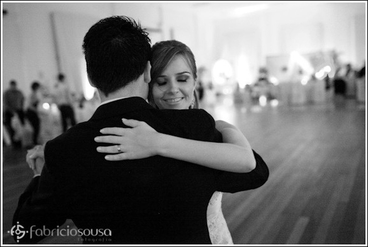 Casal dança na pista abraçados black white