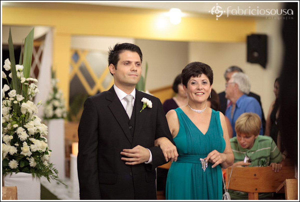 Noivo entrando na igreja com a mãe