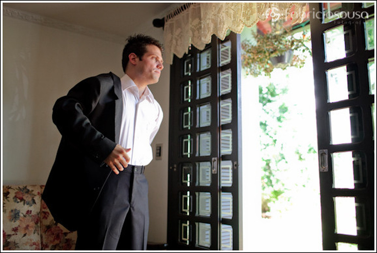 Wagner se veste em casa para o casamento