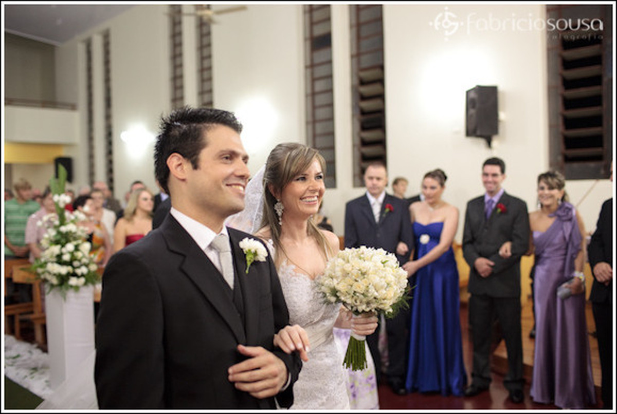 Casal de noivos no altar da igreja