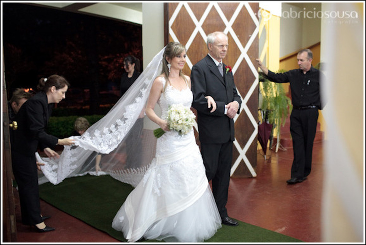 Noiva entrando na igreja acompanhada do pai