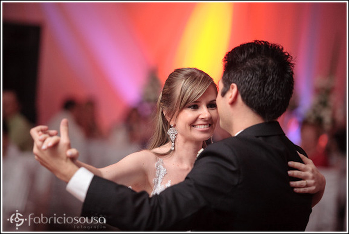 Recém casados dançam felizes na pista de dança