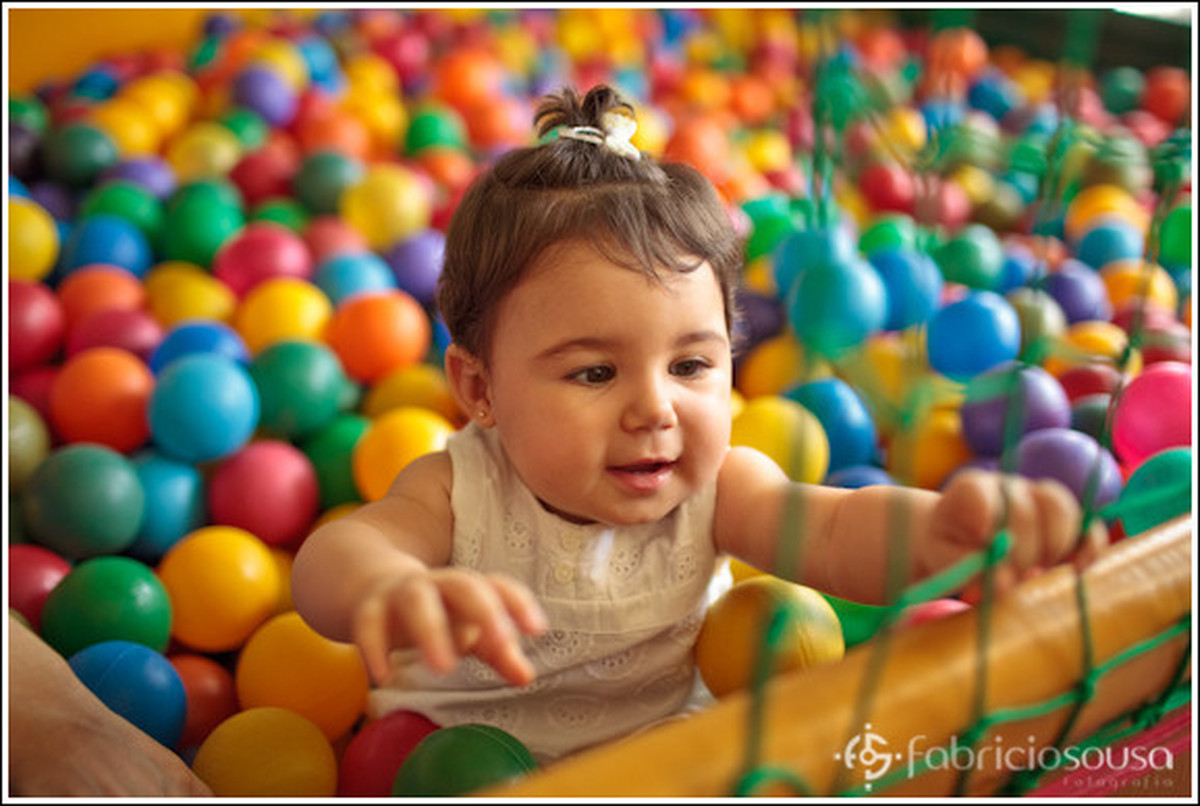 1 aninho Luiza brincando na piscina de bolinhas