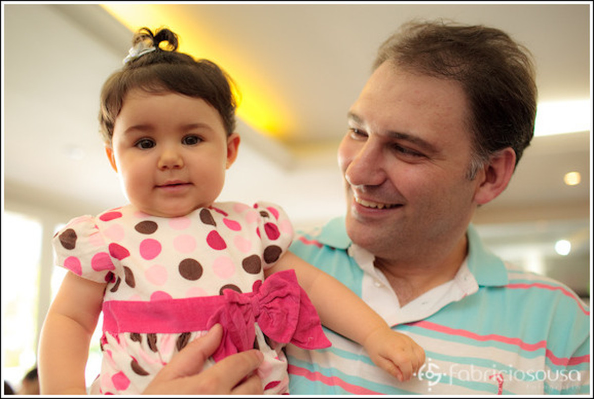 Primeiro ano Luiza no colo do pai alegre