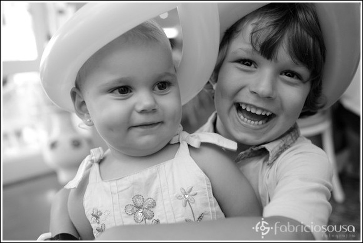 1 ano Luiza - criança e bebe sorriem preto e branco