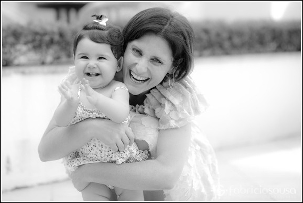 mamãe orgulhosa com filha no colo preto e branco aniversário