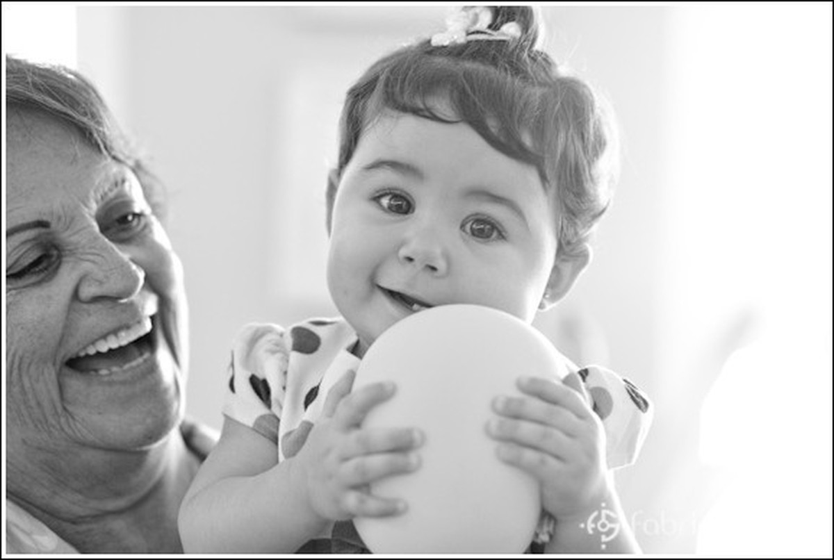 1 ano Luiza com balão na mão preto e branco