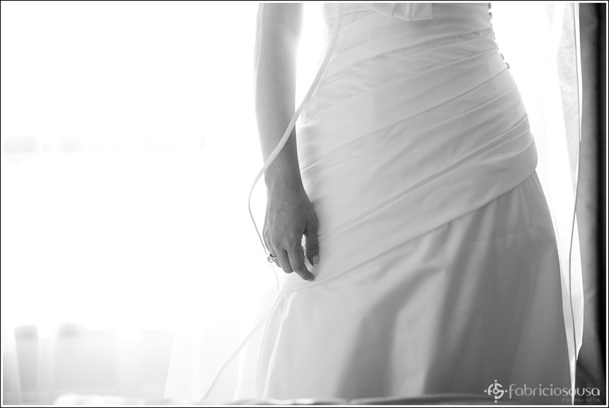 Detalhe na altura da cintura do vestido da noiva em preto e branco