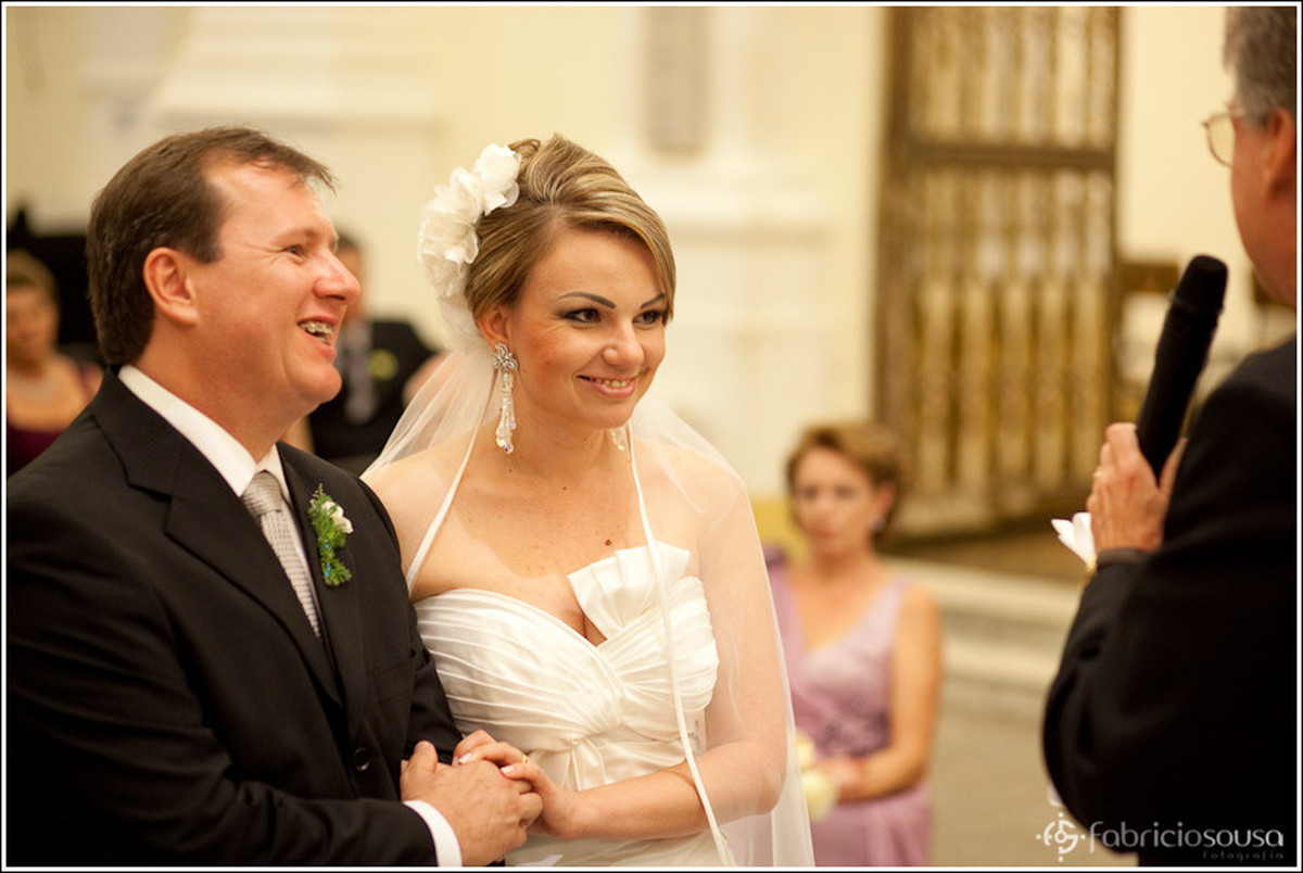 Casal de noivos felizes no altar da Catedral