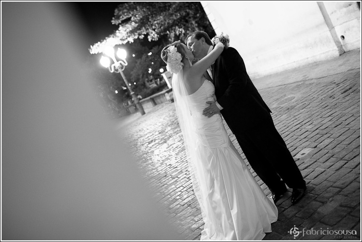 Casal beija na sessão de fotos pelas ruas do centro de florianópolis preto e branco