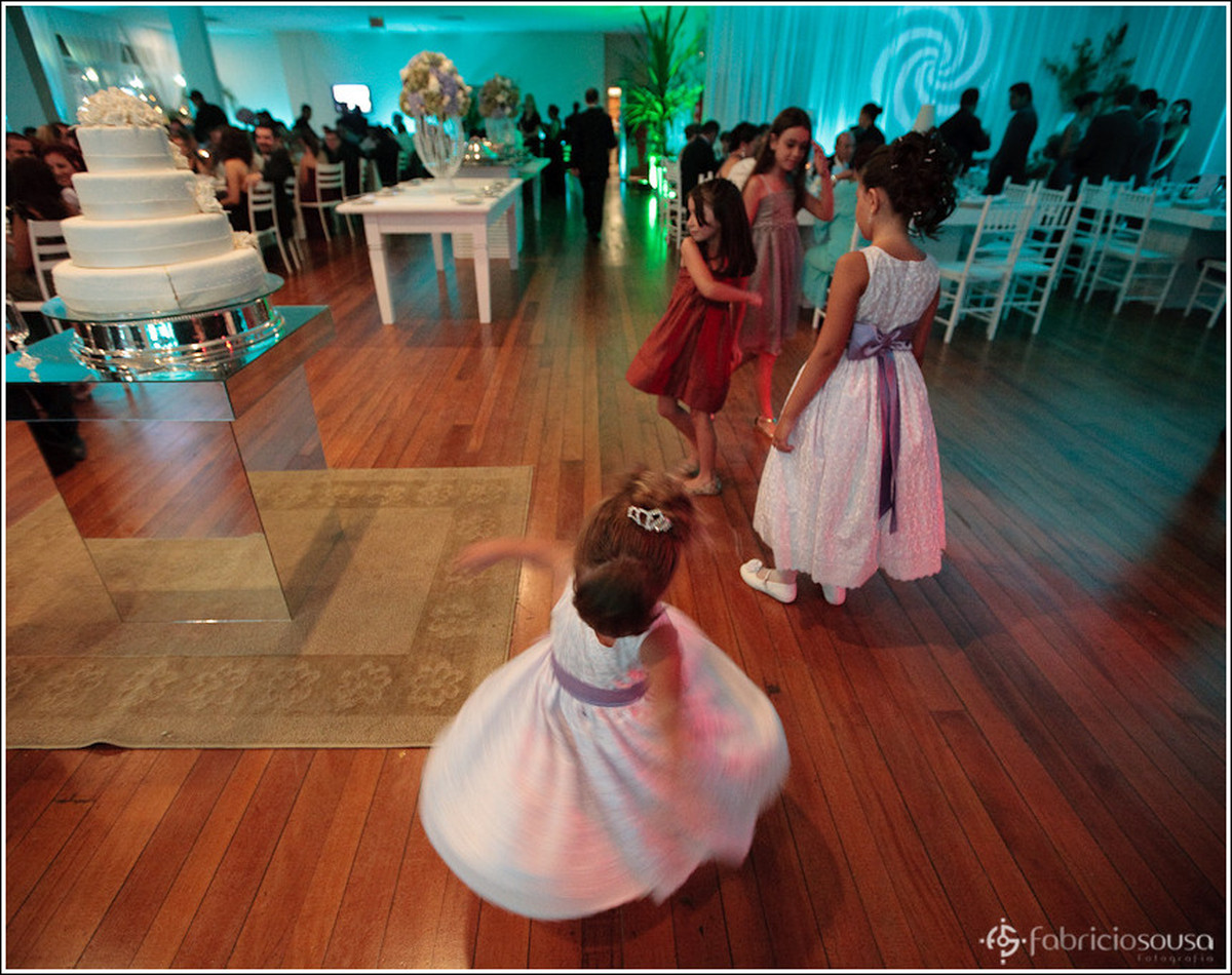 Daminhas e crianças se divertem na pista de dança