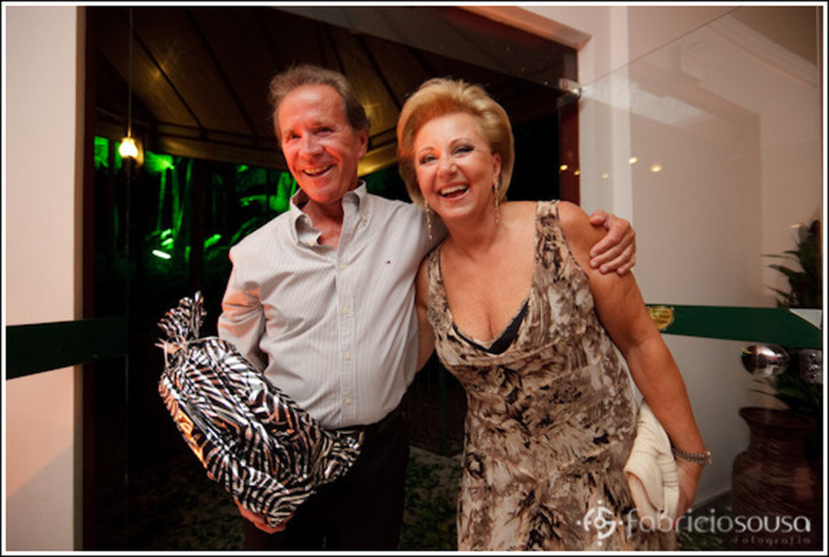 Homem entrega presente para aniversariante Marli Koerich