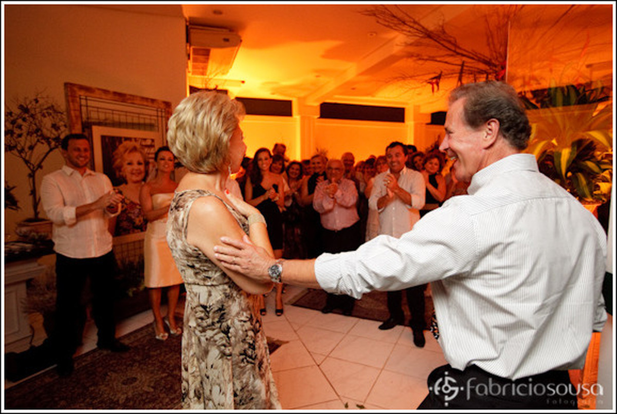 Aniversariante sendo recepcionada pelos convidados e familiares
