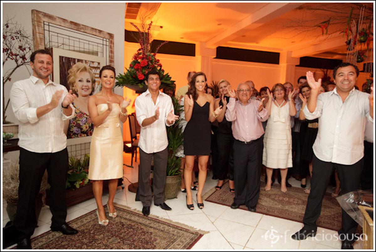Aplausos dos presentes na festa