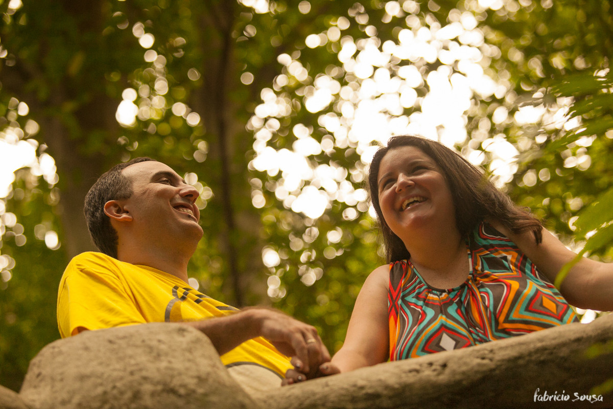 casal apreciando a paisagem no castelinho do bosque