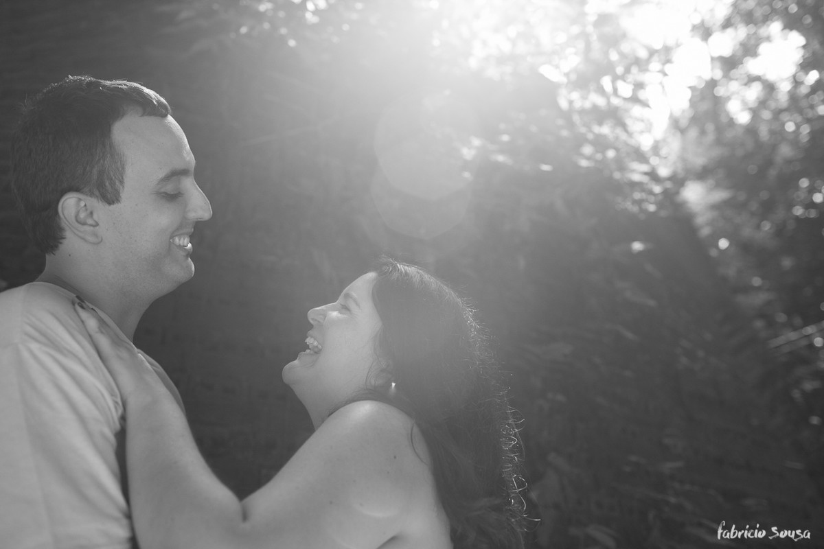 Fotografia preto e branco de casal em contra luz