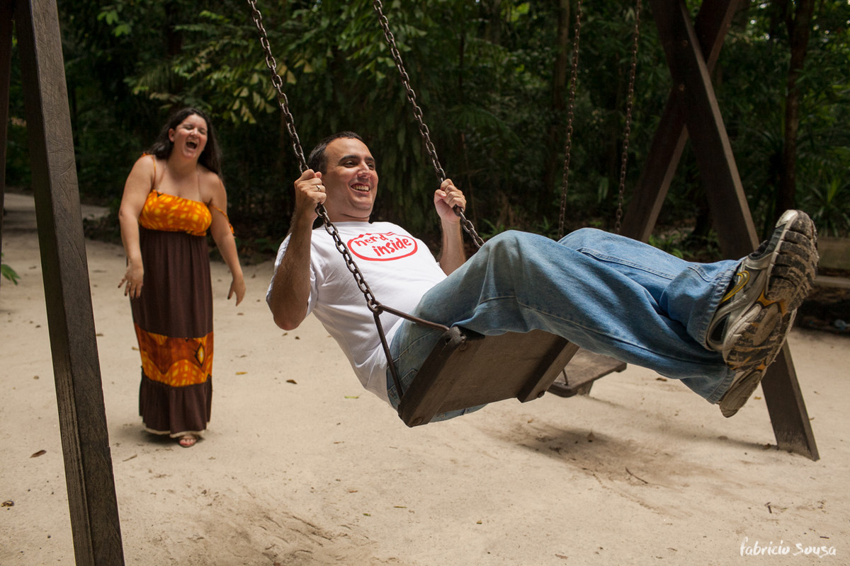 Casal de noivos se diverte em balanço do parque - camisa "nerd inside" do Delage