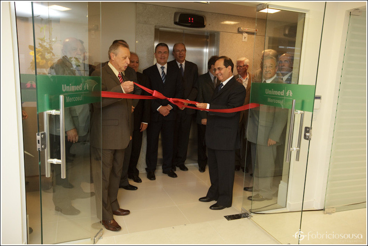 abrindo a faixa de inauguração da nova sede